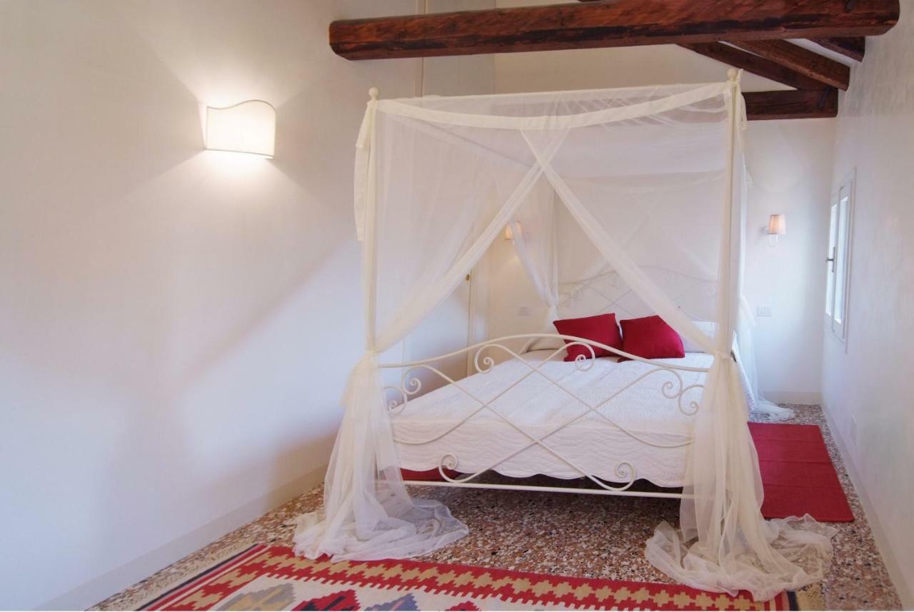 Ca' San Sebastiano Canal View Apartment *